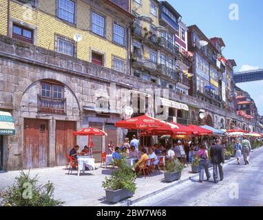 Restaurants en bord de rivière, Cais da Ribeira, quartier de Ribeira, Porto (Porto), région Norte, Portugal Banque D'Images