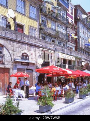Restaurants en bord de rivière, Cais da Ribeira, quartier de Ribeira, Porto (Porto), région Norte, Portugal Banque D'Images