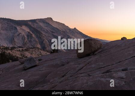 Un énorme rocher sur l'une des pistes de pierre à côté du point de vue d'Olmsted dans le parc national de Yosemite au coucher du soleil Banque D'Images