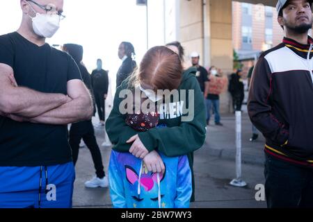 Minneapolis, Minnesota, États-Unis. 29 mai 2020. Les enfants s'embrassent lors des manifestations de George Floyd le vendredi 29 mai 2020 à Minneapolis, Minnesota. Credit: Sait Serkan Gurbuz/ZUMA Wire/Alay Live News Banque D'Images