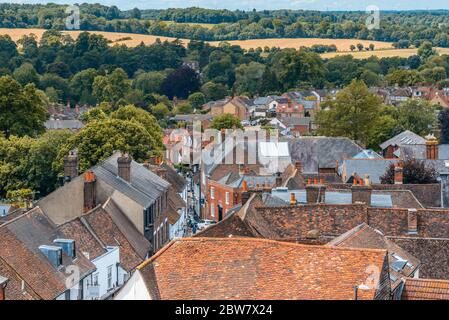 St Albans, Angleterre : toits du centre-ville historique avec la campagne anglaise en arrière-plan vue de la Tour de l'horloge, en été. Banque D'Images