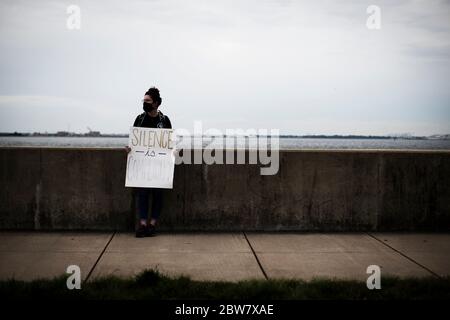 Hampton, Virginie, États-Unis. 29 mai 2020. Un manifestant seul est muni d'un panneau avant le début de la manifestation d'interdiction à fort Monroe, à Hampton va, le vendredi 29 mai 2020. La manifestation est une manifestation de solidarité pour George Floyd, un homme qui est décédé alors qu'il était sous garde à vue à Minneapolis, au Minnesota. Crédit : John C. Clark/ZUMA Wire/Alay Live News Banque D'Images