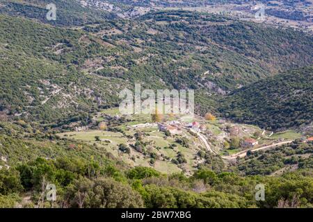 Maisons abandonnées. Route vide de montagne sinueuse, région de Xanthi, nord de la Grèce. Vue en grand angle, journée de brume de fin d'automne, photographie de voyage Banque D'Images