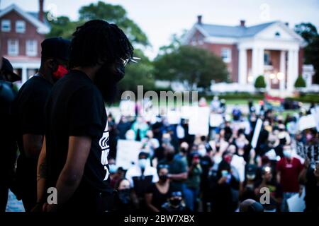 Hampton, Virginie, États-Unis. 29 mai 2020. Aubrey 'Japharii' Jones, organisateur de la manifestation d'interdiction, écoute un autre manifestant parler de la brutalité policière du pavillon de fort Monroe le vendredi 29 mai 2020 à Hampton, va. Le pavillon est situé près de la vue où les premiers esclaves africains ont débarqué en Amérique en 1619. Crédit : John C. Clark/ZUMA Wire/Alay Live News Banque D'Images