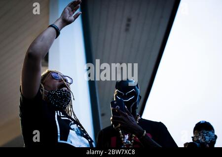 Hampton, Virginie, États-Unis. 29 mai 2020. Un manifestant parle de la foule de 300 du pavillon de fort Monroe le vendredi 29 mai 2020 à Hampton, va. Crédit : John C. Clark/ZUMA Wire/Alay Live News Banque D'Images