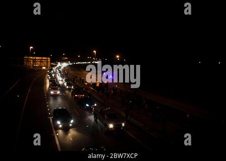 Hampton, Virginie, États-Unis. 29 mai 2020. La circulation en direction de l'est et de l'ouest sur l'Interstate 64 a été bloquée pendant plus de neuf minutes lors de la manifestation de Blackout le vendredi 29 mai 2020 à Hampton, en Virginie. Plusieurs automobilistes ont été verbalement frustrés par les actions de la manifestation. Crédit : John C. Clark/ZUMA Wire/Alay Live News Banque D'Images