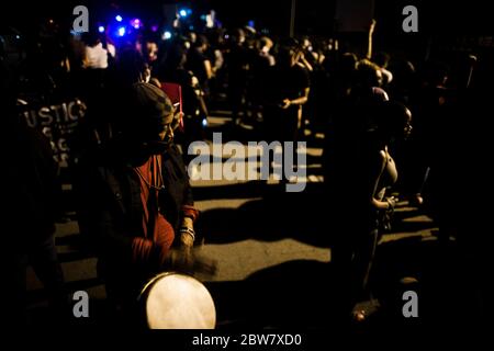 Hampton, Virginie, États-Unis. 29 mai 2020. Des manifestants ont bloqué la circulation sur le pont autoroutier de Mallory Street de l'Interstate 64 le vendredi 29 mai 2020 à Hampton, Virginie. La manifestation a finalement traversé la zone de Phoebus de Hampton, va, pour revenir à fort Monroe. Crédit : John C. Clark/ZUMA Wire/Alay Live News Banque D'Images