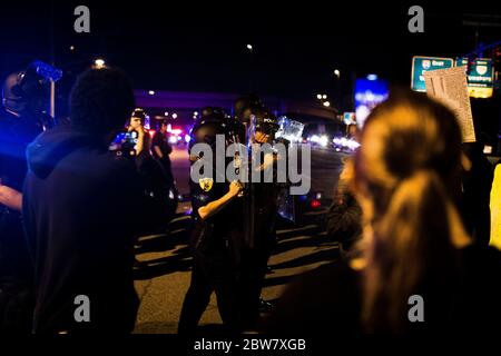 Hampton, Virginie, États-Unis. 29 mai 2020. La police anti-émeute avance sur les manifestants pendant l'impasse à l'intersection de Mercury Blvd et Power Plant Parkway le vendredi 29 mai 2020 à Hampton, va. La police de Hampton a arrêté quatre manifestants pendant l'impasse. Crédit : John C. Clark/ZUMA Wire/Alay Live News Banque D'Images