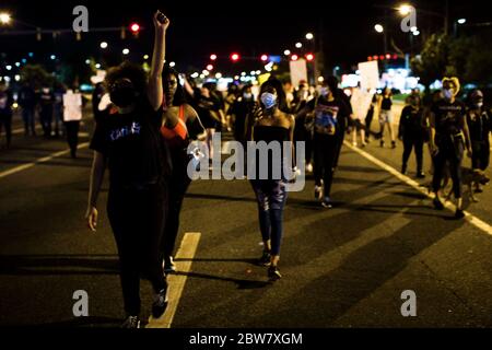 Hampton, Virginie, États-Unis. 29 mai 2020. Les manifestants défilèrent sur Mercury Blvd vers l'endroit où la police de Hampton a été mise en scène le vendredi 29 mai 2020 à Hampton, Virginie. Les manifestants ont lancé des bouteilles d'eau vers la police alors que les tensions se sont accrues tout au long de la nuit. Crédit : John C. Clark/ZUMA Wire/Alay Live News Banque D'Images