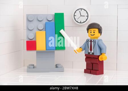 Tambov, Fédération de Russie - 29 mai 2020 Lego minifigure homme d'affaires soulignant la croissance de l'entreprise sur un graphique. Banque D'Images