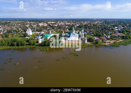 Vue sur le monastère Spaso-Yakovlevsky de Dmitrovsky depuis le bord du lac Nero, le jour de juillet ensoleillé (photographie aérienne). Rostov, anneau d'or de Russie Banque D'Images