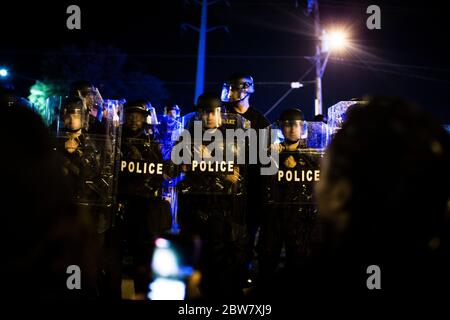 Hampton, Virginie, États-Unis. 29 mai 2020. Le manifestant affronte la police dans des engins anti-émeutes près de l'intersection de Mercury Blvd et Power Plant Parkway, le vendredi 29 mai 2020 à Hampton, en Virginie. Les manifestants ne se sont pas dispersés avant 2 h 15. Crédit : John C. Clark/ZUMA Wire/Alay Live News Banque D'Images