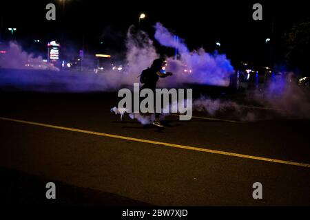 Hampton, Virginie, États-Unis. 29 mai 2020. La police de Hampton déploie des grenades de fumée pour tenter de disperser les manifestants à l'intersection de Mercury Blvd et Power Plant Parkway, le vendredi 29 mai 2020 à Hampton, en Virginie. Les grenades de fumée ont dispersé les manifestants temporairement. Crédit : John C. Clark/ZUMA Wire/Alay Live News Banque D'Images