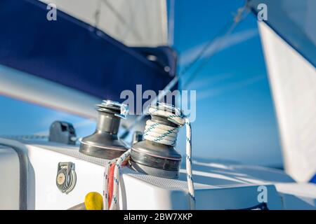 Détail bateau à voile et bateau à corde. Navigation de plaisance, treuil avec cordes sur un voilier en naviguant Banque D'Images