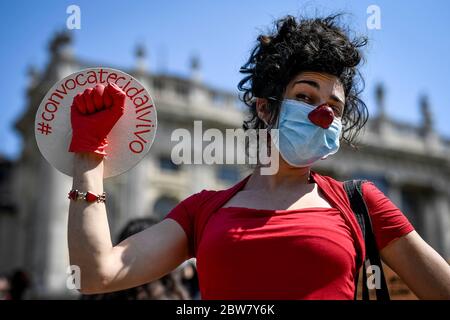 Turin, Italie - 30 mai 2020 : un manifestant montre son poing lors d'une manifestation culturelle. Les travailleurs du secteur du spectacle, du divertissement, des arts et de la culture demandent au gouvernement italien un revenu de base en raison de l'urgence du coronavirus. Crédit: Nicolò Campo/Alay Live News Banque D'Images