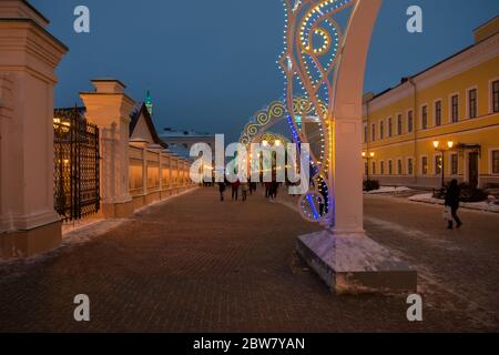 KAZAN, RUSSIE - JANVIER 3 2020 : passage de Sheinkman dans le Kremlin de Kazan décoré pour les vacances du nouvel an lors d'une soirée d'hiver nuageux Banque D'Images