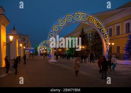 KAZAN, RUSSIE - JANVIER 3 2020 : passage de Sheinkman dans le Kremlin de Kazan décoré pour les vacances du nouvel an lors d'une soirée d'hiver nuageux Banque D'Images