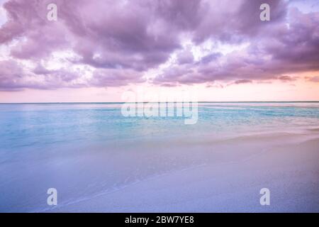 Concept de ciel de sable de mer, couleurs de coucher de soleil nuages, horizon, bannière horizontale d'arrière-plan. Paysage naturel inspirant, superbes couleurs, paysage merveilleux Banque D'Images