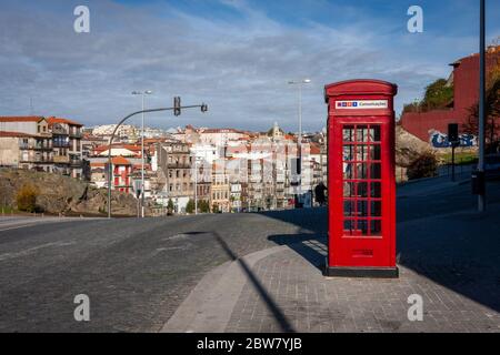 Une phonebox britannique rouge sur Av. Dom Afonso Henriques à Porto, Portugal Banque D'Images