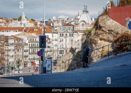 Av Dom Afonso Henriques et la gare de São Bento à Porto, Portugal Banque D'Images