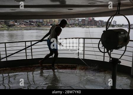 Dhaka, Dhaka, Bangladesh. 30 mai 2020. Les travailleurs lavent le lancement au terminal de lancement de Sadarghat, le gouvernement ayant décidé d'ouvrir toutes sortes de transports publics dans une certaine mesure du 31 mai 2020 au 15 juin 2020. Crédit: Md Rakibul Hasan/ZUMA Wire/Alay Live News Banque D'Images