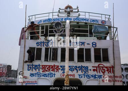 Dhaka, Dhaka, Bangladesh. 30 mai 2020. Les travailleurs lavent le lancement au terminal de lancement de Sadarghat, le gouvernement ayant décidé d'ouvrir toutes sortes de transports publics dans une certaine mesure du 31 mai 2020 au 15 juin 2020. Crédit: Md Rakibul Hasan/ZUMA Wire/Alay Live News Banque D'Images