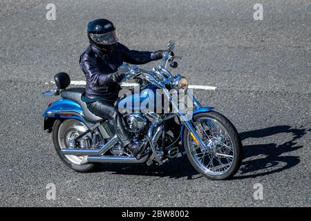 Blue Harley Davidson Sportster ; motocycliste ; transport à deux roues, motos, véhicule, Routes, motos, motocyclistes sur l'autoroute M6 Chorley, Royaume-Uni Banque D'Images