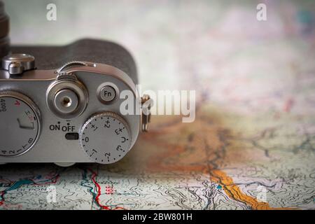 Appareil photo vintage sur une carte Banque D'Images