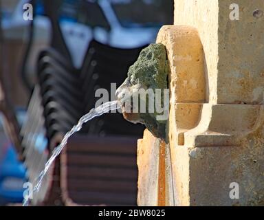 BAIE DE BALLUTA, St JULIANS, MALTE - 31 OCTOBRE 2019 : l'eau coule de l'embouchure d'un lion sur la fontaine. Conçu pour célébrer l'extension de Banque D'Images