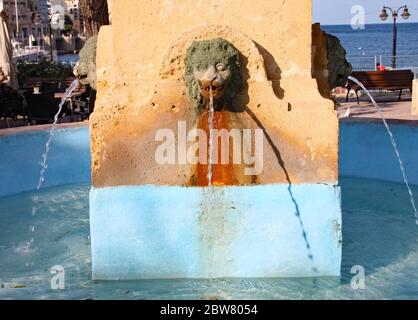 BAIE DE BALLUTA, St JULIANS, MALTE - 31 OCTOBRE 2019 : l'eau coule de l'embouchure d'un lion sur la fontaine. Conçu pour célébrer l'extension de Banque D'Images