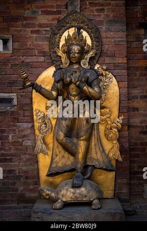 Ancienne statue de la déesse Ganga de la rivière à Mul Chowk, Palais Royal à Patan, Vallée de Katmandou, Népal, Asie, pays himalayen, Himalaya. Banque D'Images