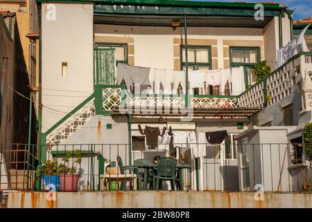 Séchage de vêtements dehors sur le balcon d'une maison à Porto, Portugal Banque D'Images