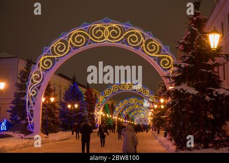 KAZAN, RUSSIE - JANVIER 3 2020 : passage de Sheinkman dans le Kremlin de Kazan décoré pour les vacances du nouvel an lors d'une soirée d'hiver nuageux Banque D'Images