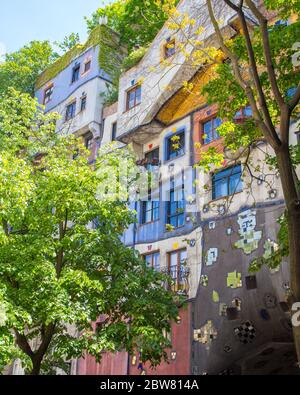 VIENNE, AUTRICHE - 8 MAI 2016 : vue sur la Hundertwasserhaus pendant la journée en été. Banque D'Images