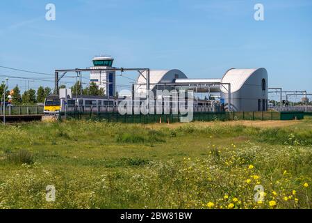 Gare de l'aéroport Southend de Londres, avec tour de contrôle de la circulation aérienne et train de classe 321 de British Rail avec champ vert. Ligne Southend Victoria Banque D'Images