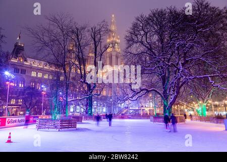 VIENNE, AUTRICHE - 1ER FÉVRIER 2017 : Wiener Eistrum (Vienne Ice World) à Rathausplatz en hiver. Rathaus (hôtel de ville) peut être vu au loin. Banque D'Images