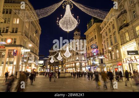 VIENNE, AUTRICHE - 2 DÉCEMBRE 2016 : une vue de nuit sur Graben Street pendant la saison de Noël. Les gens, les décorations et les bâtiments peuvent être vus. Banque D'Images