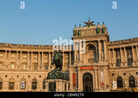 VIENNE, AUTRICHE - 8 AOÛT 2015 : l'extérieur de la Bibliothèque nationale autrichienne au coucher du soleil. Banque D'Images