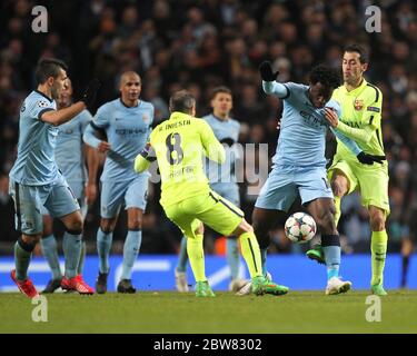 MANCHESTER, ANGLETERRE - une poney Wilfried de Manchester City combat avec Sergio Busquets et Andres Iniesta de Barcelone lors de la Ligue des champions de l'UEFA Round de 16 1er match entre Manchester City et le FC Barcelone au Etihad Stadium, Manchester, le mardi 24 février 2015 (Credit: Mark Fletcher | MI News) Banque D'Images