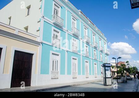 Vue panoramique sur le boulevard San Fernando à Cienfuegos. La façade de l'Union Hotel est visible sur la gauche Banque D'Images