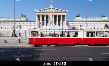 VIENNE, AUTRICHE - 8 AOÛT 2015 : un vieux tramway à Vienne, à l'extérieur du Parlement autrichien. Les gens peuvent être vus. Banque D'Images