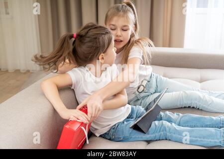 les filles se battent sur la boîte de cadeau. Offrir le présent. Cadeau d'anniversaire. Échange de cadeaux. Fête des fêtes. Banque D'Images