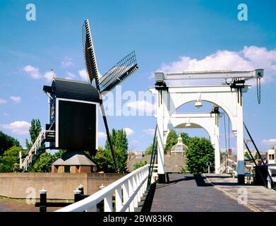 Pont de Rembrandt au-dessus du Rijn en regardant vers le moulin à vent Molen de Put et en arrière-plan la petite tour de la Moschpoort à Leiden, aux pays-Bas Banque D'Images