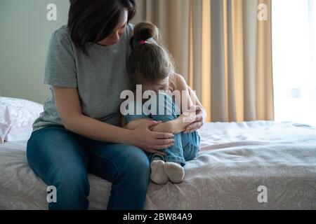 Jeune mère aimante touchant la petite fille bouleversée, exprimant son soutien, jeune maman réconfortant offensé adorable fille d'âge préscolaire, montrant l'amour et le soin Banque D'Images