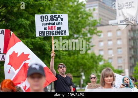 Toronto (Ontario) Canada - le 30 mai 2020. Les manifestants se rassemblent sur le terrain du parc Queens, site du gouvernement provincial, pour demander à l'Ontario de rouvrir la province, pendant la pandémie COVID-19. Mark Spowart/Alay Live News Banque D'Images