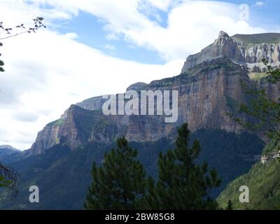 Vue sur les formations rocheuses depuis le sentier de randonnée d'Ordesa en Espagne Banque D'Images