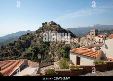 La ville sicilienne de Saloca par une journée ensoleillée, avec des collines et des montagnes au loin Banque D'Images