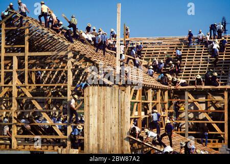 1980 GROUPE ANONYME D'HOMMES AMISH TRAVAILLANT ENSEMBLE CONSTRUCTION PAREMENT TOITURE UNE TRÈS GRANDE STRUCTURE EN BOIS GRANGE PENNSYLVANIA USA - 103053 RWN001 HARS INSPIRATION ÉTATS-UNIS D'AMÉRIQUE LES MÂLES RISQUE BÂTIMENTS CHRISTIAN ÉLEVER SPIRITUALITÉ AMERICANA AGRICULTURE TRÈS NORD-AMÉRICAINE OBJECTIFS PROPRIÉTÉ RELIGIEUSE MENNONITE EXCITANTE EXTÉRIEURE BASSE ANGLE PA PROGRÈS PUISSANT LANCASTER COUNTY BOIS A DE PROFESSIONS SIMPLE IMMOBILIER STRUCTURE CONCEPTUELLE SOUTIEN SIMPLE EDIFICE ANONYME AIDER GRANGE ÉLEVER COOPÉRATION PRÉCISION PARING SOLUTIONS TOGETHERNESS CAUCASIAN ETHNICITÉ Banque D'Images