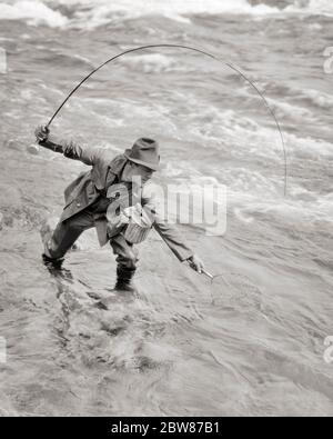 HOMME DES ANNÉES 1920 PÊCHEUR DEBOUT DANS LE RUISSEAU SE PENCHER AVEC NET POUR ATTRAPER DES POISSONS ACCROCHÉ SUR SA LIGNE - A863 HAR001 HARS RURAL SANTHENESS NATURE COPY SPACE CAPTURE PERSONNES PLEINE LONGUEUR RUISSEAU MÂLES CROCHET ATHLÉTIQUE CONFIANCE PÊCHEUR B&W ATTRAPER LA LIBERTÉ TEMPS HORS PLIAGE COMPÉTENCE ACTIVITÉ AMUSEMENT BONHEUR TRUITE GRAND ANGLE AVENTURE HIS PASSE-TEMPS LOISIR VOYAGE INTÉRÊT ESCAPADE EXCITATION PASSE-TEMPS SAVOIR LOISIRS PASSE-TEMPS BROOK ATTRAPÉ FIERTÉ RABATTEUR PLAISIR VACANCES ACCROCHÉ CONNEXION WADERS ANGLING OUTDOORSMAN SPORTIF SWIFT MI-ADULTE MI-ADULTE HOMME DÉTENTE VACANCES AMATEUR NOIR ET BLANC CAUCASIEN ETHNIE Banque D'Images