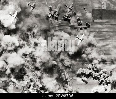 VOL DES ANNÉES 1940 DU CORPS AÉRIEN DE L'ARMÉE AMÉRICAINE B-17 15ÈME BOMBARDIERS DE L'ARMÉE DE L'AIR BOMBARDANT L'USINE D'AVIONS MESSERSCHMITT PRÈS DE VIENNE AUTRICHE - ASP AP6507 ASP001 HARS GUERRE MONDIALE 2 BOMBARDIERS B-17 PRÉCISION VIENNE VUE AÉRIENNE CORPS AÉRIEN NOIR ET BLANC L'ARMÉE DE L'AIR AMÉRICAINE À L'ANCIENNE Banque D'Images